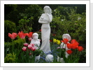 Der Garten blüht der Jahreszeit entsprechend. Der Garten blüht der Jahreszeit entsprechend.