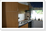 Die Küchenzeile beinhaltet E-Herd/Backofen, kl. Gefrierschrank, Kaffemaschine, Toaster, . . . Die Küchenzeile beinhaltet E-Herd/Backofen, kl. Gefrierschrank, Kaffemaschine, Toaster, . . .